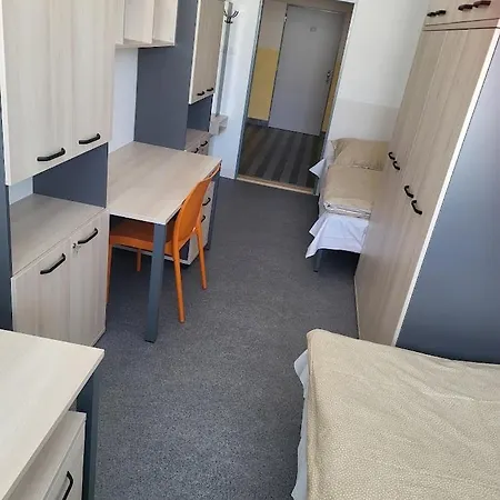 斯特拉霍夫旅舍 *